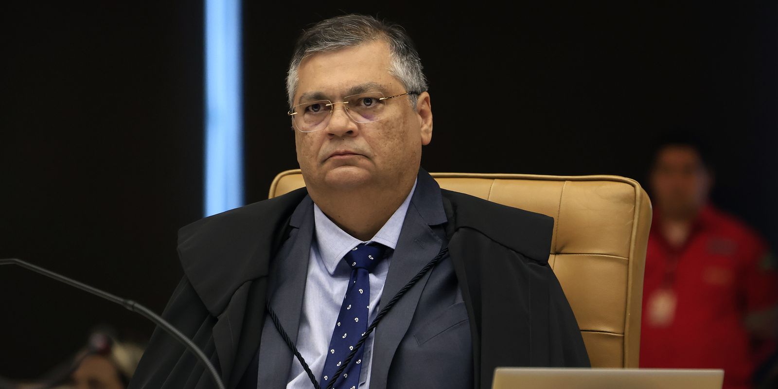 dino-proibe-novas-leis-que-garantam-“penduricalhos”-acima-do-teto