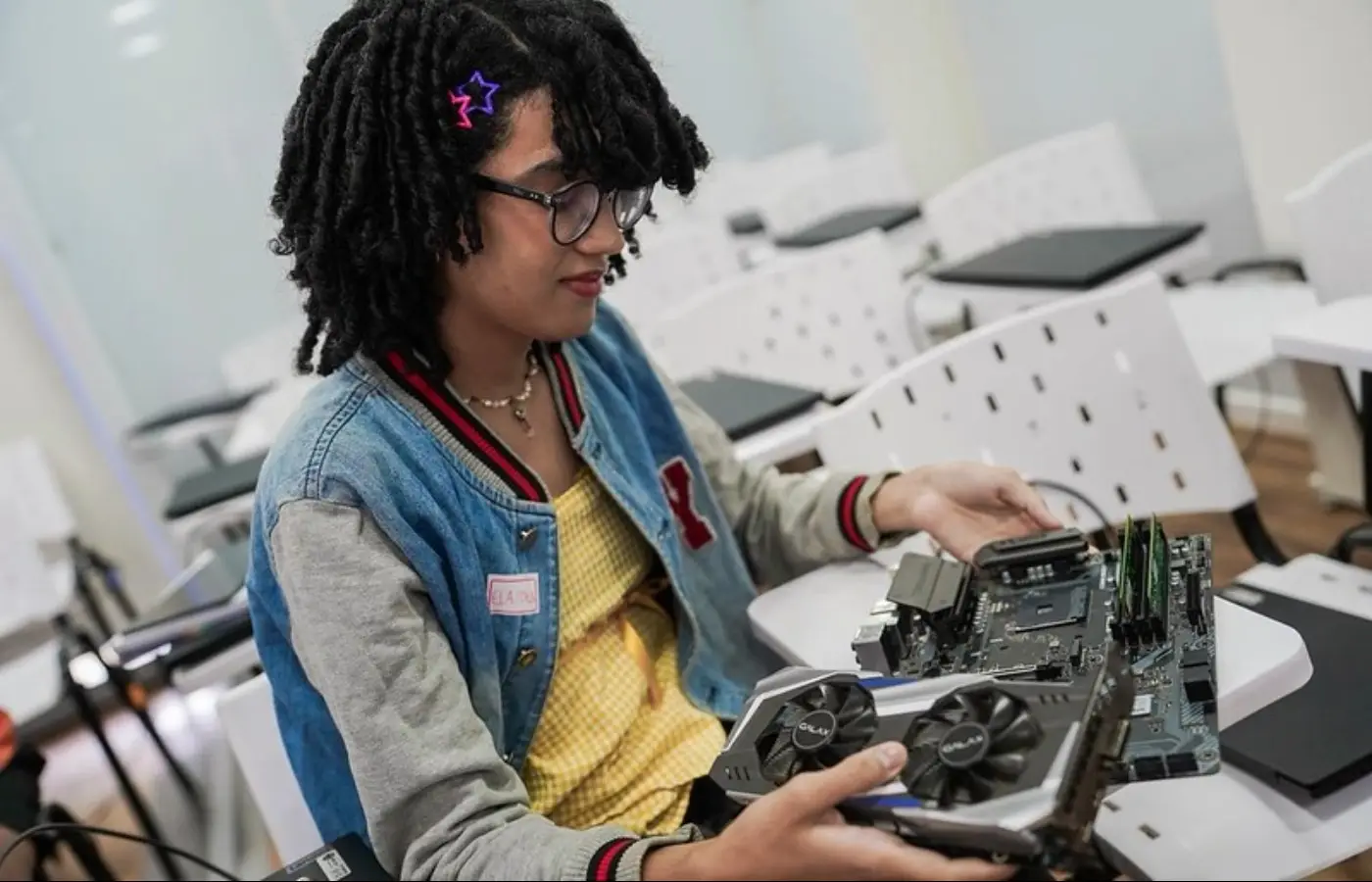 carreta-digital:-mcom-oferece-cursos-de-tecnologia-para-pessoas-trans-e-travestis-em-recife-(pe)