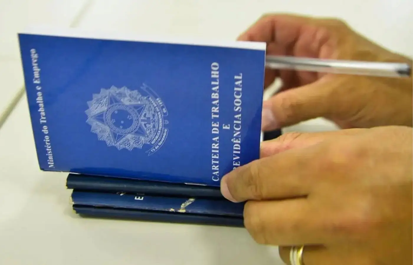 brasileiros-ainda-preferem-empregos-com-carteira-assinada,-aponta-cni